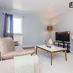Spacious 2 Bedroom House Long Term Stays