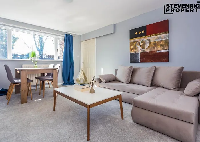 Spacious 2 Bedroom House Long Term Stays