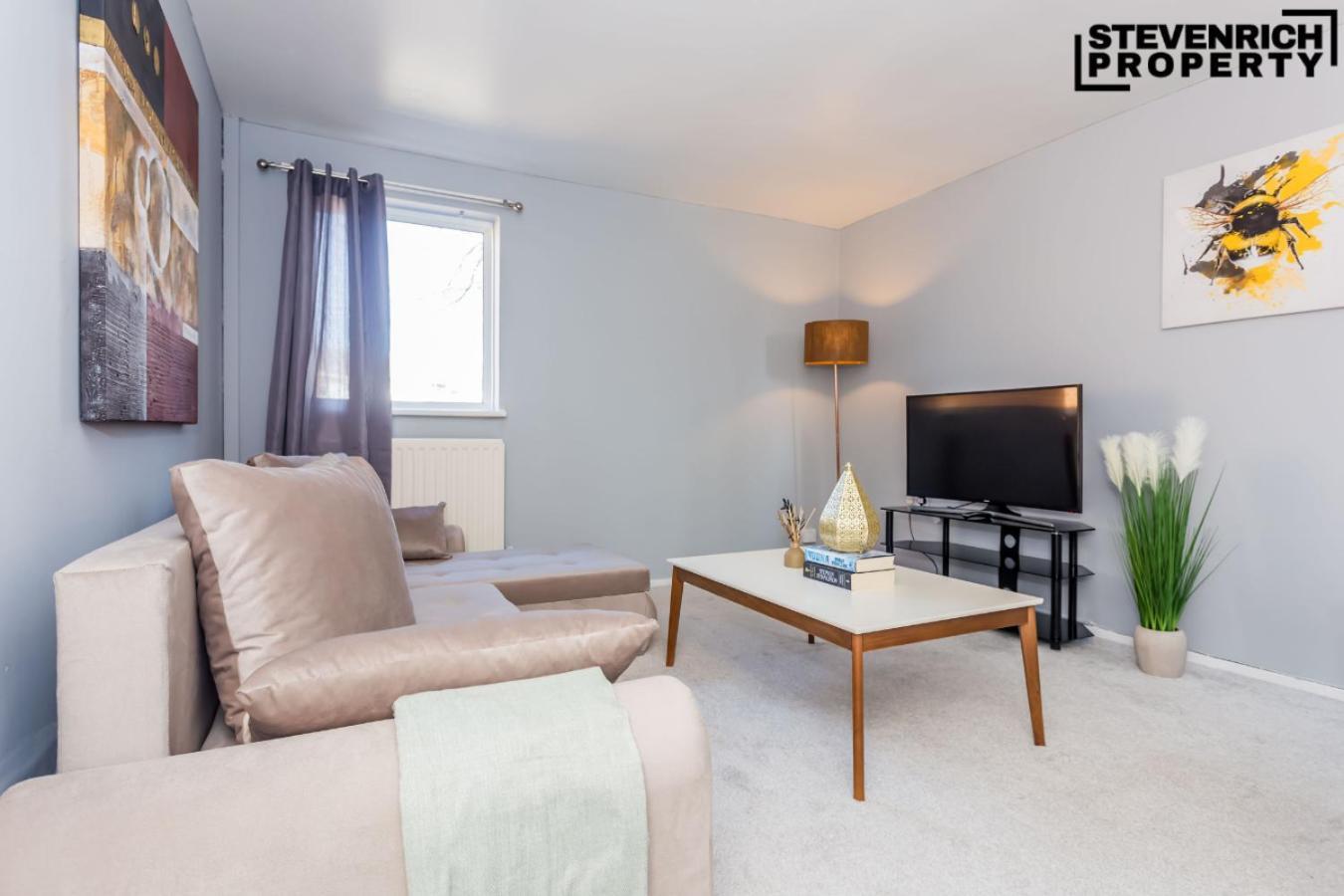 Spacious 2 Bedroom House Long Term *