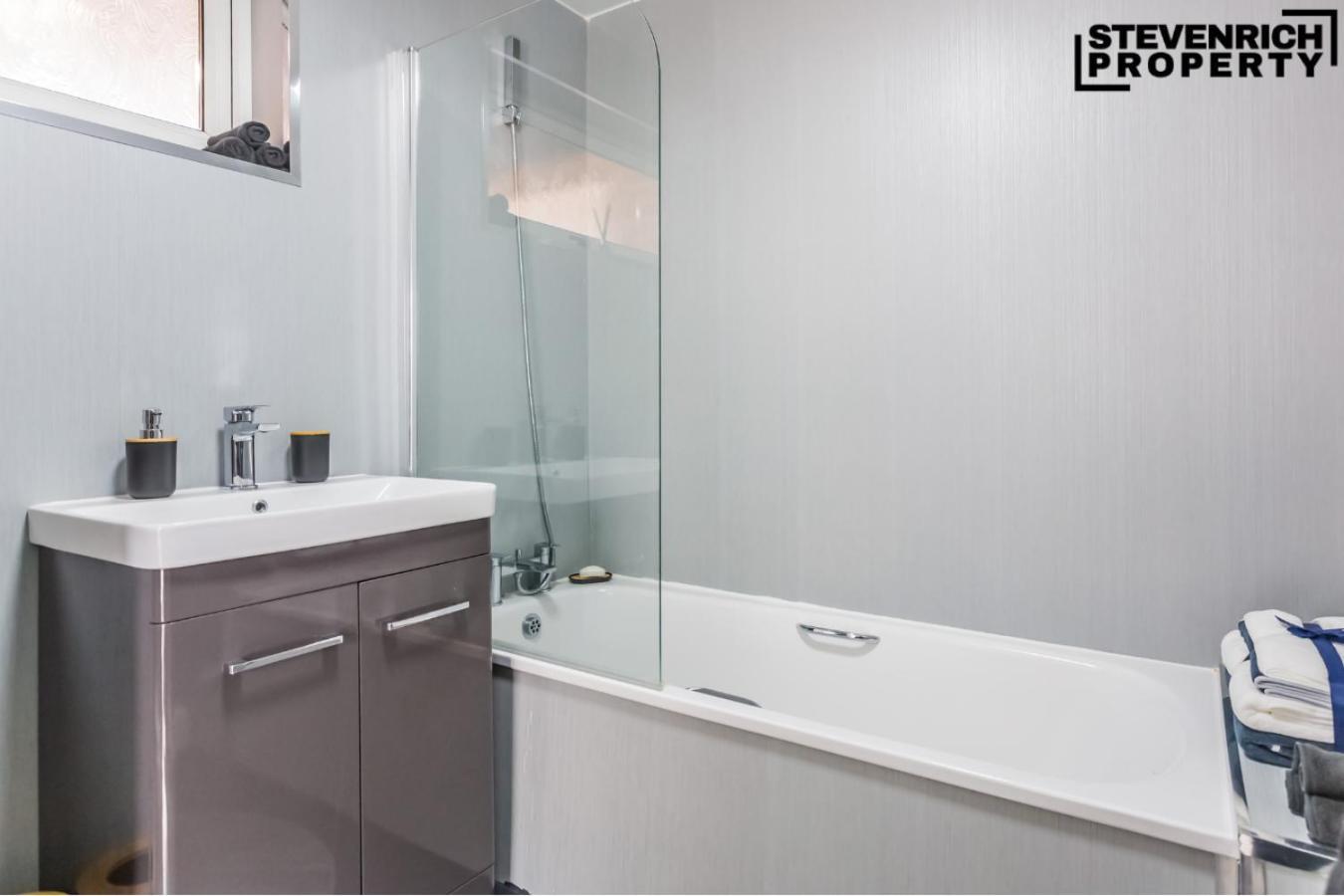 Spacious 2 Bedroom House Long Term *